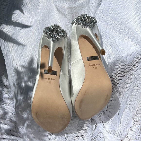 KIARA EMBELLISHED PEEP-TOE PUMP WHITE - Picture 12 of 17